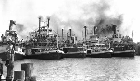 2011 online steamboat race - boats at the starting line