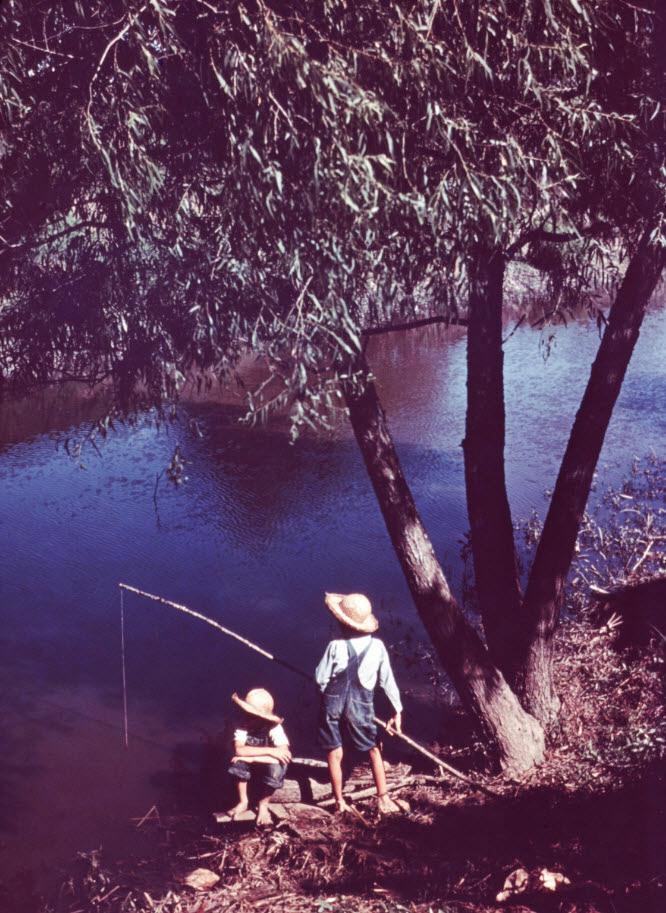 BoysFishing1940ScrieverLA_HavanaBrightSnagIt