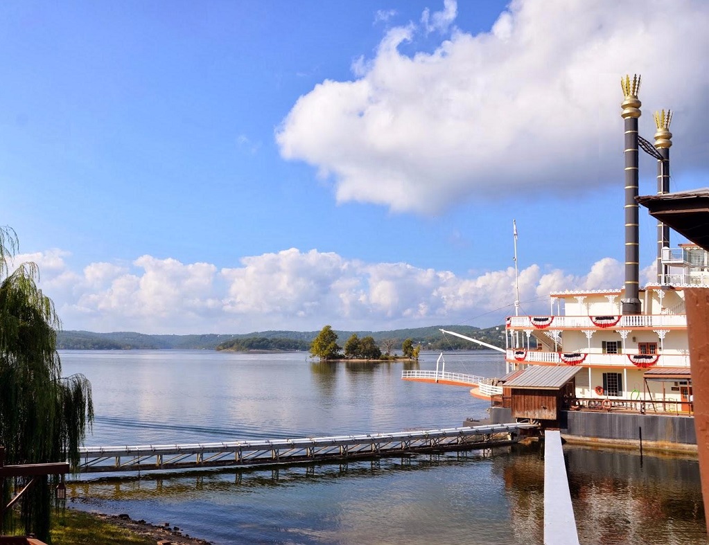 BransonShowboatOnLakeForNORI