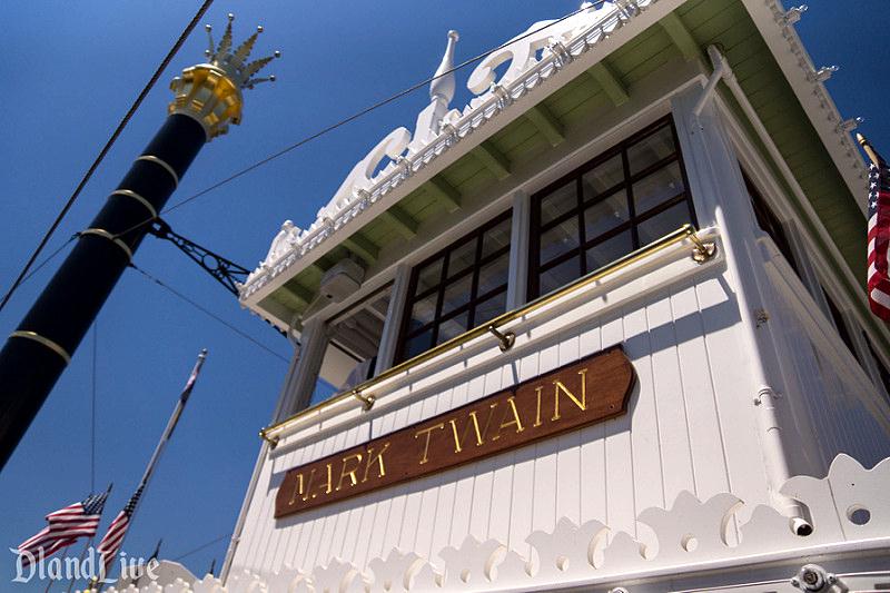 DisneylandMarkTwainPilotHouseAndStack