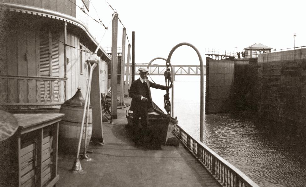 KeokukLockGateClosingFromAboardSteamboatRevised