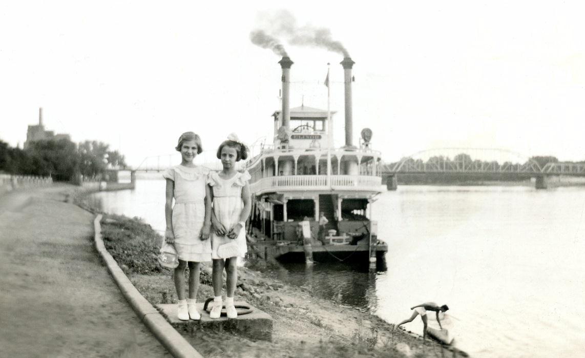 LaCrosseSnapShot1935_2girls_TowboatELINOR_50percent