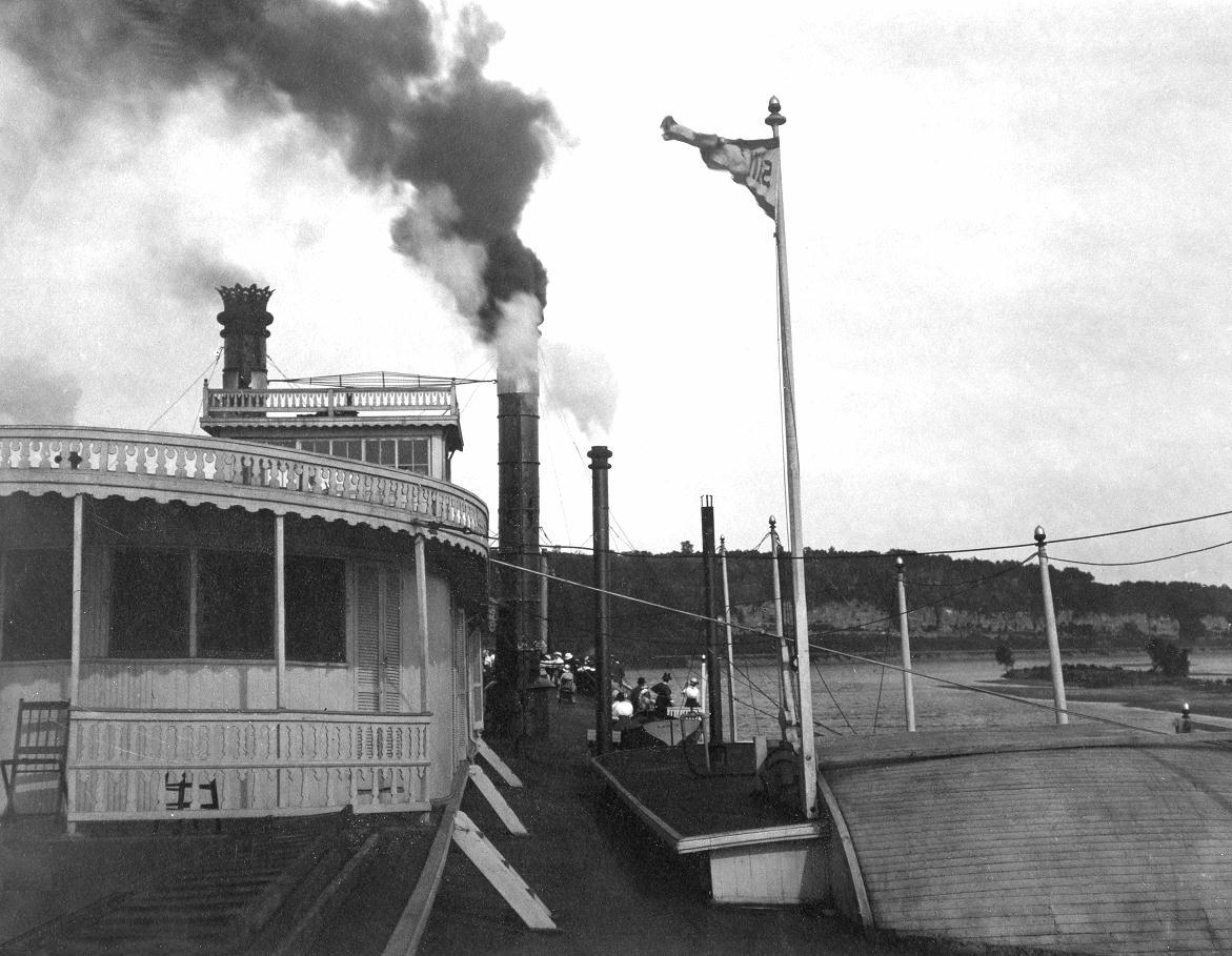 MorningStarJuly1914AftOfTexasPilotHouseStacksScapePipeGRAYSCALEForNORI