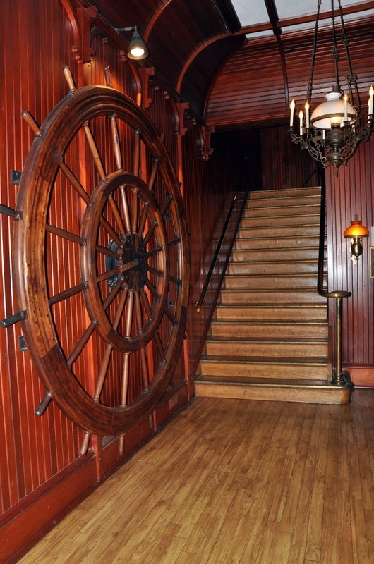 SchlitzBelleMEMPHISpilotWheelAtEntry