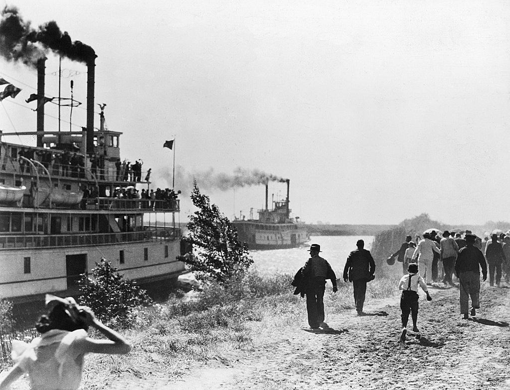 SteamboatBendRACEisOnSpectatorsWalkingAlongShoreREDUCEDforNORI